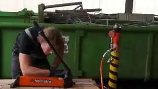 Test nowych pomp ręcznych marki Holmatro