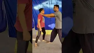 defending a neck Grab [neck hold self-defense technique] #selfdefense #kravmaga #martialarts
