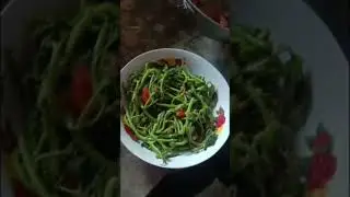 Sweet potato greens with tomatoes, spring onions, ginger, and fish sauce... laban ka? 🤣