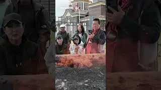 Якутские кузнецы готовят куски крицы для изготовления хомусов #якутия #кузнецы