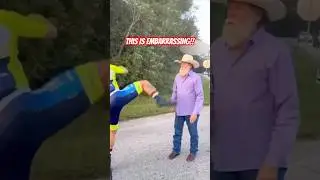 Байкер пытается пнуть старика&hellip; и промахивается! #короткоевидео #шорты