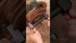 Methods for removing the large crankshaft pulley 🛠️⚙️🔩