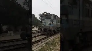 WAG-7 Locomotive Silently Skipping a Station #indianrailways #wag7fullspeed