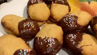 How to make Chocolate Raspberry Jam Sandwich Cookies
