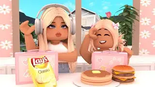 Our Family MORNING ROUTINE* THE GIRLS ARRIVED LATE TO SCHOOL* Bloxburg roleplay *WITH VOICES*
