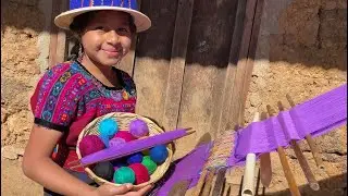 Aprendiendo a tejer con Delmy Ramírez en Todos Santos Cuchumatán, y muestra su elegante traje típico