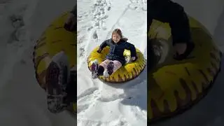 Молли тестирует свои новые санки! 🛷 ❄️🥰