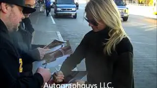 KATE UPTON SPORTS ILLUSTRATED SI MODEL SIGNING AUTOGRAPHS AT LAX AIRPORT IN LOS ANGELES, CA