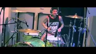 Travis Barker Recording Drums for blink-182 