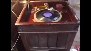 Demonstrating a 1914 ? American Columbia Grafonola Gramophone  and it's Auto Brake