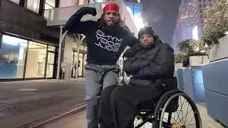 Paralyzed ♿️man does 300 pushups outside in the streets of nyc. 👀👀🙌