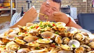 Monkey Brother uses 10 pounds of clams to make clam noodles, which are full of clam meat!