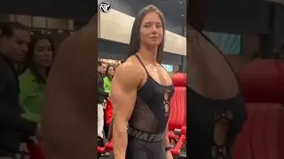 owo 😲 look the girl big bicep 💪#shorts#bigbicep