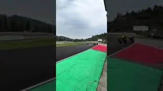 Close racing!😳 #zipsp #zip #vespa #autodromo #zip98 #topspeed #malossimhr #malossi #70cc #race