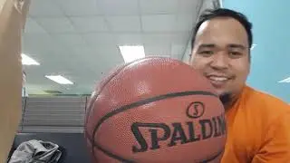 Новый мяч! Spalding никогда не сдувается! Посмотрите, ребята!