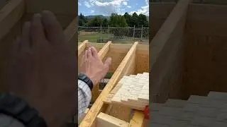 Le tavole sono gi&agrave; sul tetto. Ora tavolato continuo dal basso verso l&rsquo;alto.