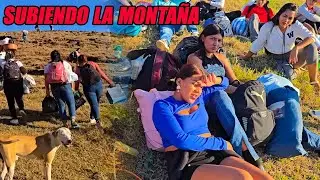 Subiendo la montaña donde acamparemos.