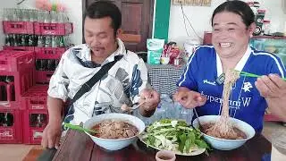 กินก๋วยเตี๋ยวแซ่บๆร้านประจำในหมู่บ้านลูกค้าแน่นทั้งวันร้านนี้
