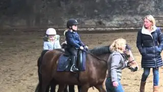 Kleuter en peuter rijden op manege Bleijenberg 2016-03-18