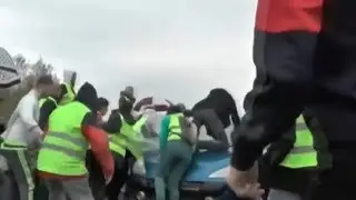 Yellow vests block the roads and create total disorder.
