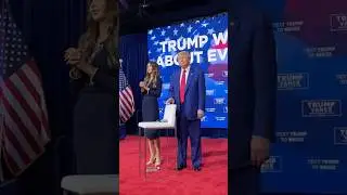 🇺🇸 MAGA Patriots singing Hallelujah at Donald Trump Town Hall with Kristi Noem in Oaks, Pennsylvania