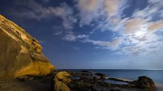 Playa de la Tejita de noche y con nubes, iluminada con luz de luna