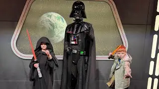 Noah meets his all time favorite Star Wars character! @StarWars @Disney @Disneyland 