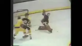 Old school hockey : Gerry Cheevers playing the puck