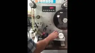 Eenvoudige semiautomatische etiketteermachine voor ronde producten BRU10R - Tehabo