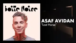 Asaf Avidan, seul au piano, sur 