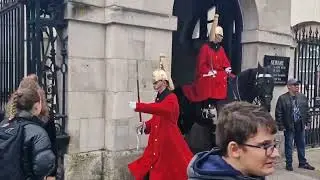 Tourist that run from the horse and guard #horseguardsparade