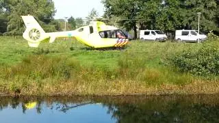 Ambulance (Lifeliner) helikopter vertrekt uit Alphen aan den Rijn