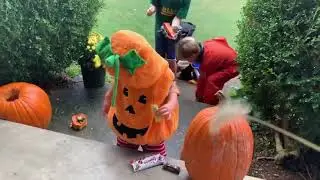 Guy Distributes Halloween Treats To Kids While Maintaining Social Distancing - 1147696