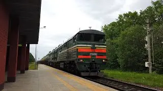 Тепловоз 2ТЭ10МК-2808 с грузовым составом на о. п.  Звёздный