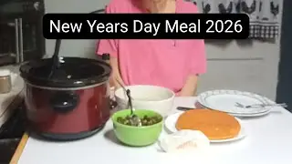 Новогоднее меню: черноглазый горох, картофель, кукурузный хлеб и зелень.