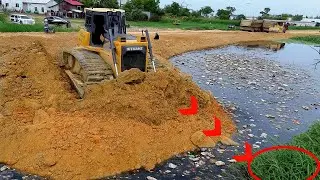 Incredible Arrival Hill SHANTHUI DH17c2 Landfill Connections Dump Truck 25.5T Pushing Soil