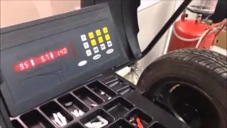 Funcionamiento equilibradora de ruedas para coches taller autom&aacute;tica
