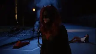 ARROW 7X09 - BARRY & CISCO MEET BATWOMAN [HD] ELSEWORLDS CROSSOVER