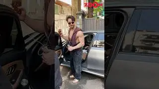 Tiger Shroff wishes 'Happy New Year' to paps before sitting inside his car 😍 #shorts #tigershroff