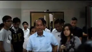 Secretary Abad mobbed by UP students protesting against Aquino&rsquo;s &lsquo;pork barrel&rsquo;