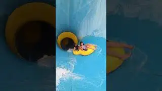 ПРЯМО В ТЕМНУЮ БЕЗДНУ 😂🤣 #foryoupage #WaterWorldCebu #WaterPark #waterslide #viral