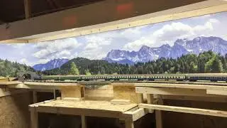 Unsere Modellbahn, Z&uuml;ge rollen vor Alpenpanorama
