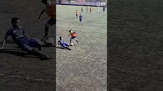 Le but exceptionnel, ce gamin dribble gardien + d&eacute;fenseur avec facilit&eacute;. #football #shorts