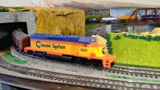 Тепловоз SD40 (H0 Mehano) и 18 вагонов Old Piko на макете, г.СПб, 10.04.2022г. (4K UHD)