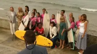 Spouses of G7 leaders meet young surfers on Biarritz beach | AFP