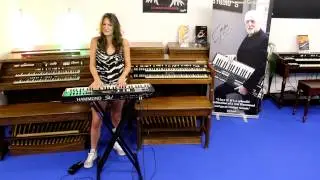 HAMMOND SK1 checked out by young German Fr&auml;ulein
