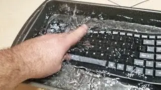 Playing Competitive CS:GO with an UNDERWATER KEYBOARD