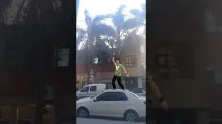Yao Cabrera bailando arriba de un auto