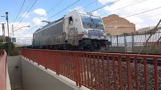253-003-8 de low cost ra&iacute;l pasando por Manzanares con tepla yendo a cargar a Algeciras