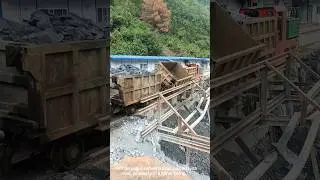 Mountain train unloading coal- Good tools and machinery can increase work efficiency